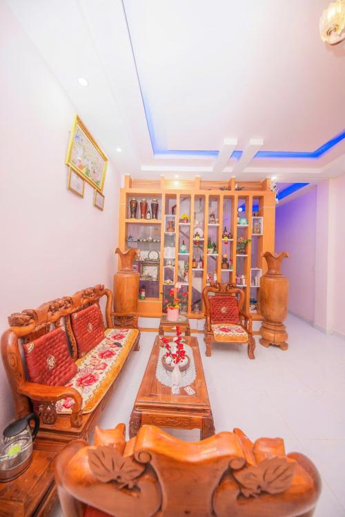 Nhà mặt phố Bát Đáp rộng 140m2, 8 tầng đẹp, bán gấp giá ưu đãi
